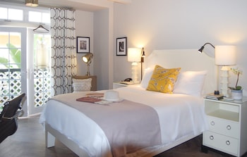 Executive Room, 1 King Bed, Refrigerator & Microwave, Courtyard View