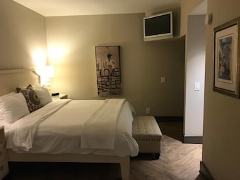 Grand Room, 1 King Bed, Jetted Tub, City View