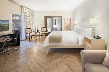 Executive Room, 1 King Bed, Refrigerator & Microwave, Courtyard View