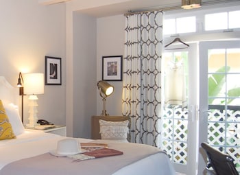 Executive Room, 1 King Bed, Refrigerator & Microwave, Courtyard View