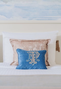 Deluxe Room, 1 King Bed, Lake View