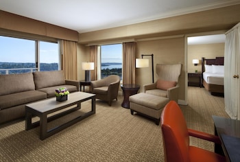 Suite, 1 King Bed with Sofa bed, Corner (View)