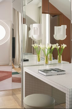 Suite, 1 King Bed (Designer)