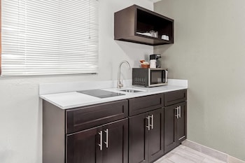 Efficiency, Standard Room, 1 Queen Bed