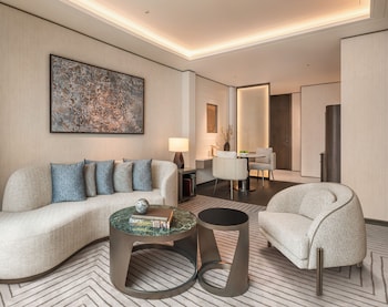 Deluxe Suite, 1 King Bed (Urban)