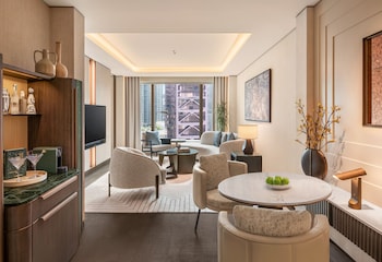 Deluxe Suite, 1 King Bed (Urban)