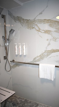 Room, 1 King Bed (Mobility/Hearing Access, Roll-In Shwr)