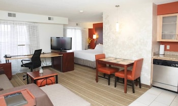 Suite, 1 King Bed with Sofa bed, Non Smoking