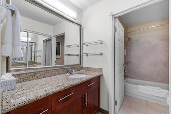 Suite, 1 King Bed with Sofa bed, Non Smoking