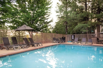 Standard Room, 1 King Bed, Balcony, Pool View