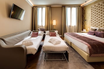 Deluxe Room, 1 Queen Bed with Sofa bed, Non Smoking (with Sofabed)