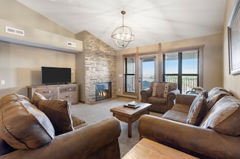 2-BD Lake View Condo - Penthouse Suite - 1211
