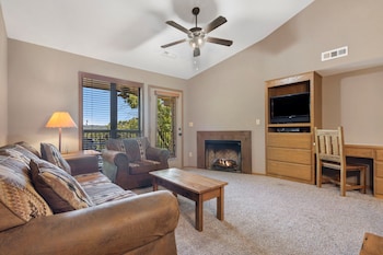 2-BD Waterfront Penthouse Condo 610