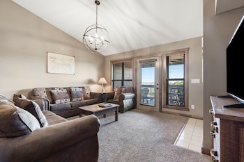 2-BD Lake View Condo - Penthouse Suite - 1116