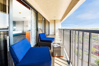 Executive Suite, 1 King Bed, Non Smoking, Balcony
