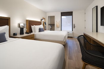 Guest room, 2 Queen, Red Rocks view, Mid floor