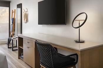 Guest room, 1 King (Mobility Accessible, Roll-in Shower)