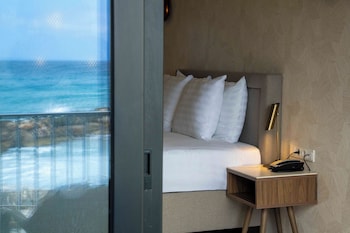 Deluxe Room, Oceanfront (Blues)