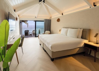 Deluxe Room, Oceanfront (Blues)