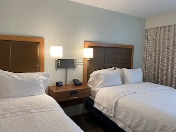 Standard Room (2 Double Queen Beds)