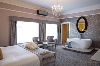 Suite, 1 King Bed, Non Smoking (Converts to 2 Twin Beds)