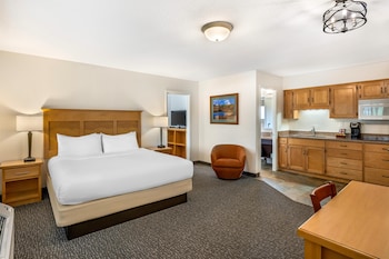 Suite, Multiple Beds, Kitchen, River View
