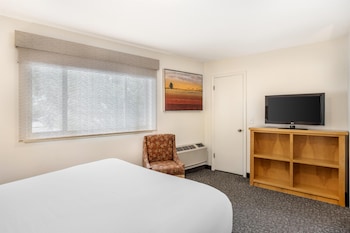 Suite, Multiple Beds, Kitchen, River View
