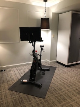 Suite, 1 King Bed with Sofa bed (Peloton)