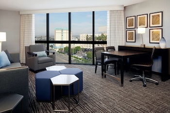 King, Executive Suite, Corner