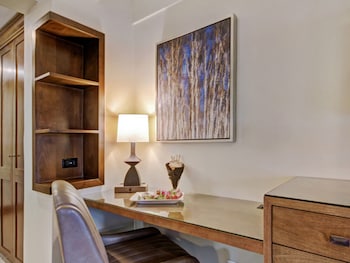 Deluxe Room, 1 King Bed