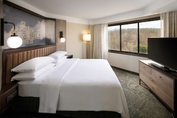 2 Room Corner Suite, 1 King Bed