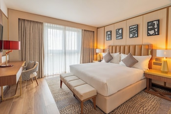 Junior Suite, 1 King Bed, Club Lounge Access