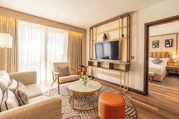 Junior Suite, 1 King Bed, Club Lounge Access
