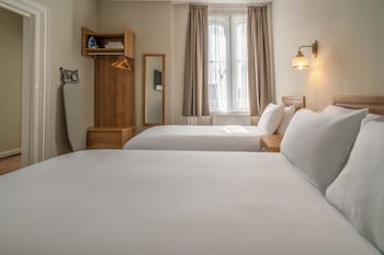 Family Room (2 Adults + 1 Children)