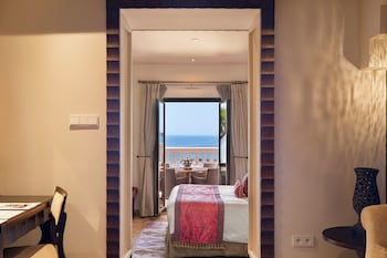 Suite, 1 King Bed, Beachside (Sea View Terrace)