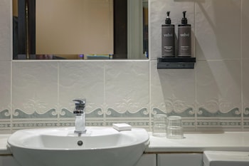 Deluxe Room, 1 Double Bed, Jetted Tub, Garden View