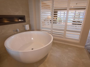 Beachfront Suite, 1 King bed with Sofa Bed