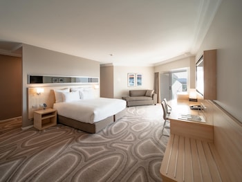 Studio Suite, 1 King Bed with Sofa bed