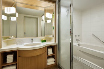 Guest room, 2 Double Beds, Non Smoking, Disney or Bay view, Main Building, Balcony