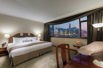 Deluxe Suite with The Continental Club Lounge Access
