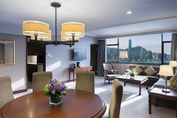 Deluxe Suite with The Continental Club Lounge Access