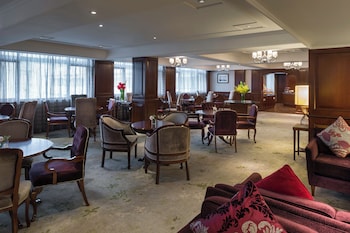Deluxe Suite with The Continental Club Lounge Access