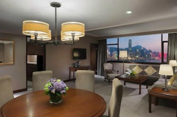 Deluxe Suite with The Continental Club Lounge Access