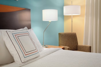 Room, 1 King Bed, Non Smoking (Mobility/Hearing Access, Roll-in Shwr)
