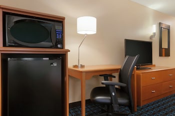Room, 1 King Bed, Non Smoking (Mobility/Hearing Access, Roll-in Shwr)