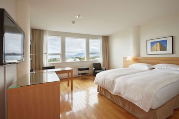 Family Connecting Room with Mountain View