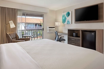 Deluxe Room, 1 King Bed, Courtyard View (Mobility & Hearing Accessible w/ Tub)