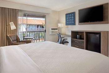 Deluxe Room, 1 King Bed, Courtyard View (Mobility & Hearing Accessible w/ Tub)