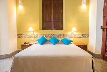 Deluxe Villa, 1 King Bed, Pool Access, Poolside