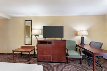 Deluxe King Room Interior w/ Soaking Tub